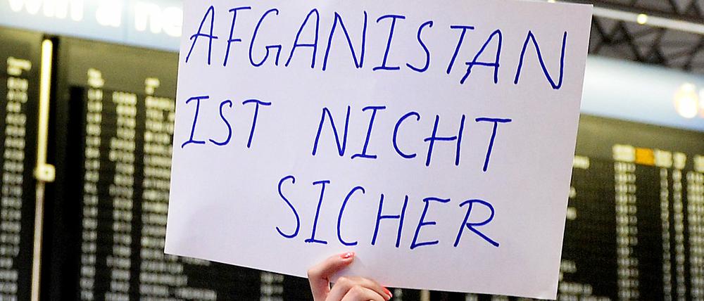Protest gegen Abschiebungen nach Afghanistan am Flughafen Frankfurt/Main. 