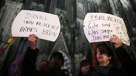 "Frau Merkel - Wo sind Sie? Was sagen Sie? Das macht Angst!" Und: "Danke Frau Reker!! Armes Köln" Frauen demonstrieren am 05.01.2016 in Köln vor dem Dom gegen Gewalt gegen Frauen. 