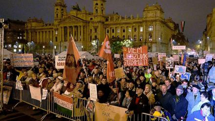 Mehr als 10 000 Menschen haben vor dem Parlament in Budapest gegen die rechts-konservative Regierung von Ministerpräsident Viktor Orban demonstriert.