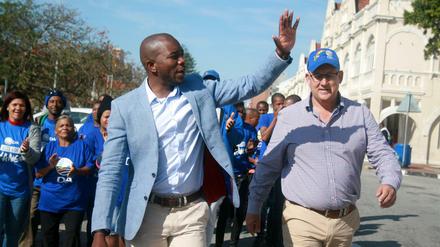 Der Chef der Democratic Alliance (DA), Mmusi Maimane, freut sich über sehr gute Wahlergebnisse in den Städten. Seine Partei lieferte sich Kopf-An-Kopf-Rennen in Johannesburg, in Pretoria und eroberte St. Elizabeth.