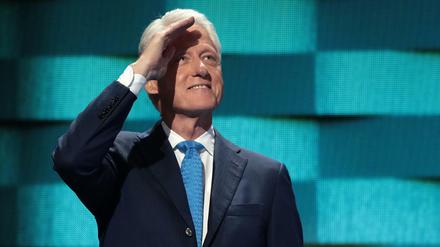 Auf ihn haben alle gewartet: Bill Clinton. Ex-Präsident, Ehemann.