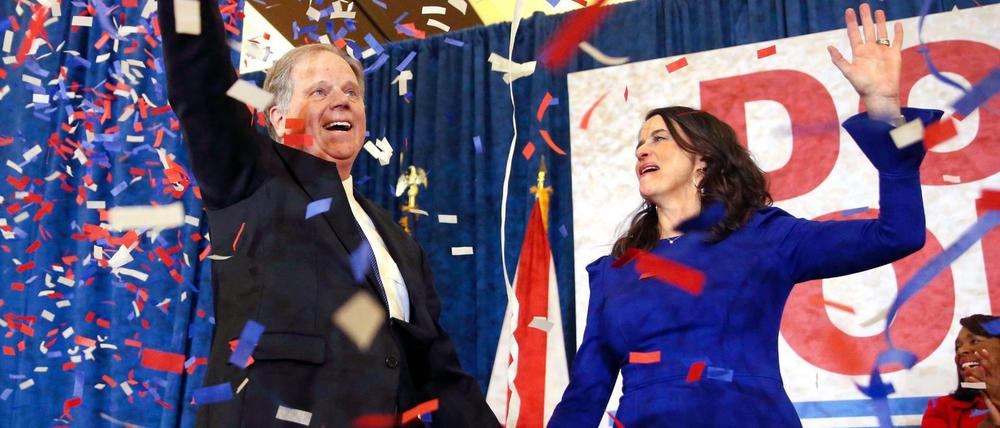 Jubel bei den US-Demokraten. Ihr Kandidat Doug Jones (mit Ehefrau Louise) gewinnt überraschend den Senatssitz in Alabama.