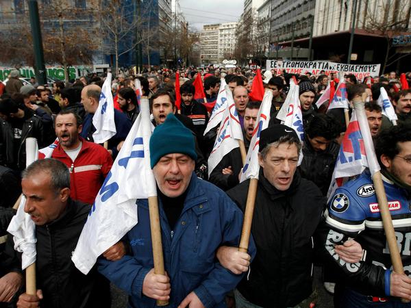 Demonstranten marschieren zum Parlament in Athen.