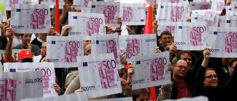 Demonstration für eine europaweite Reichensteuer.