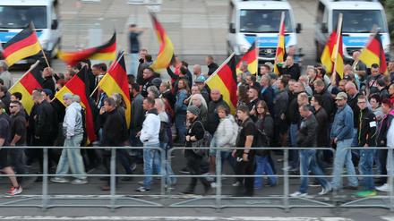 Teilnehmer einer Demonstration der rechtspopulistischen Bewegung Pro Chemnitz ziehen am Freitag durch Chemnitz.