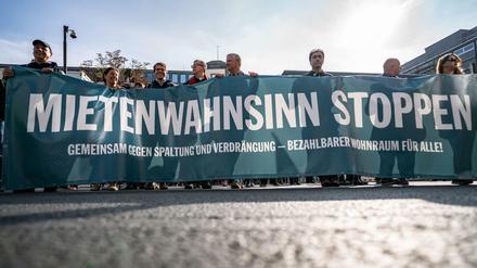 Am Samstag demonstrierten rund 5000 Menschen gegen hohe Mieten und Wohnungsmangel in Frankfurt am Main. Unter steigenden Mieten leiden vor allem Geringverdiener.
