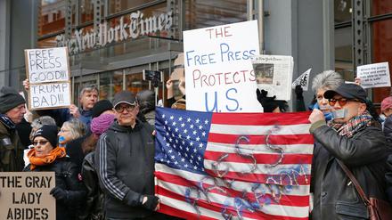 Demonstrantion für Pressefreiheit vor dem Gebäuder der New York Times in New York.