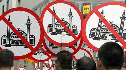Rechtspopulisten demonstrieren am 16.06.2007 in Köln gegen den Bau einer Moschee.