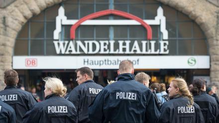 Die Polizei hat am Samstag den Zugverkehr am Hamburger Hauptbahnhof eingestellt.