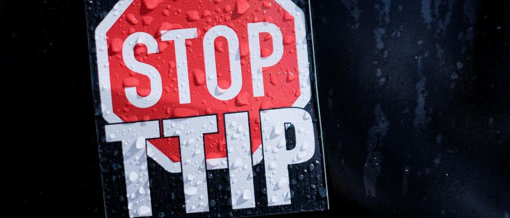 Ein Aufkleber bei einer Anti-TTIP-Demonstration in Hannover. 