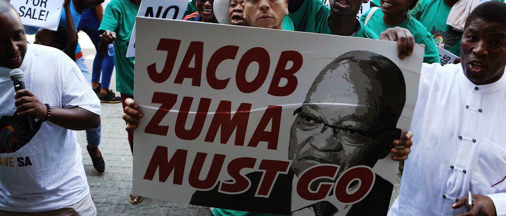Demonstranten protestieren gegen den südafrikanischen Präsidenten Jacob Zuma. Die machen das Staatsoberhaupt für die schlechte Wirtschaftslage verantwortlich.