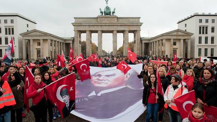 Trotz angekündigter Wahlgeschenke nicht überzeugt von Erdogan: Auslandstürken demonstrieren vor dem Brandenburger Tor in Berlin gegen die aktuelle Politik des Präsidenten.