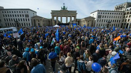 Marsch für Europa. Zahlreiche Demonstranten nahmen am Samstag in Berlin an einer Pro-EU-Demonstration teil