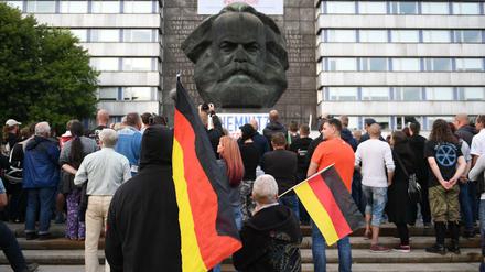 Demonstration des rechtspopulistischen Bündnisses Pro Chemnitz vor dem Karl-Marx-Denkmal. 