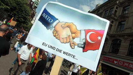 Demonstration kurdischer Exilanten 2015 in Hessen. Anhänger der oppositionellen HDP kritisieren den Umgang von EU und Nato mit der türkischen Regierung.