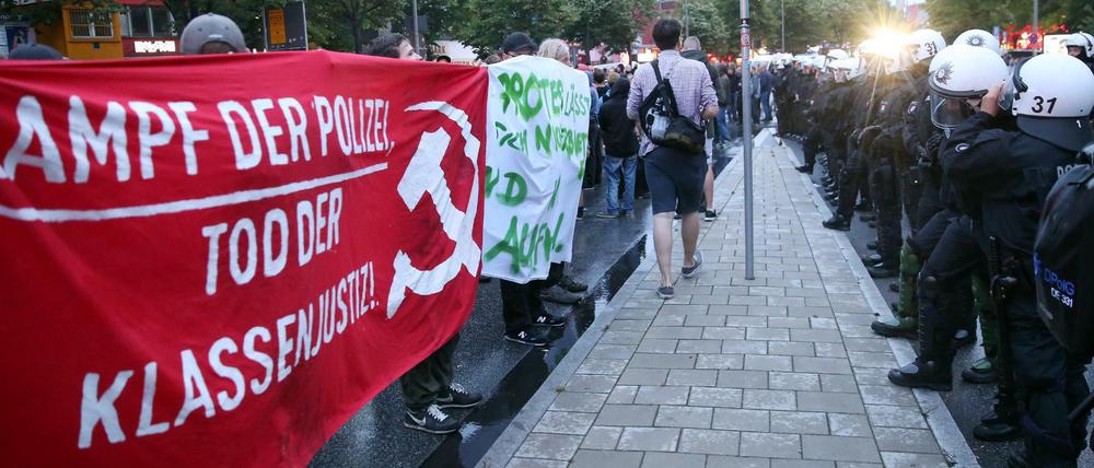 Harte Fronten: Polizisten und Gipfel-Gegner stehen sich in Hamburg gegenüber.
