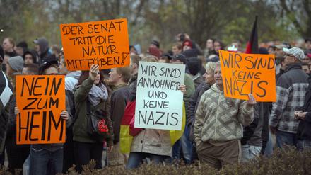 Als Nazis wollen die "besorgten Bürger", die gegen Flüchtlingsunterkünfte demonstrieren, in der Regel nicht gelten. Doch die Proteste - hier vor einem Jahr im Berliner Stadtteil Marzahn-Hellersdorf - werden häufig von Rechtsextremisten gesteuert.