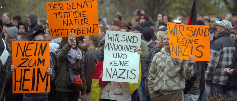 Als Nazis wollen die "besorgten Bürger", die gegen Flüchtlingsunterkünfte demonstrieren, in der Regel nicht gelten. Doch die Proteste - hier vor einem Jahr im Berliner Stadtteil Marzahn-Hellersdorf - werden häufig von Rechtsextremisten gesteuert.