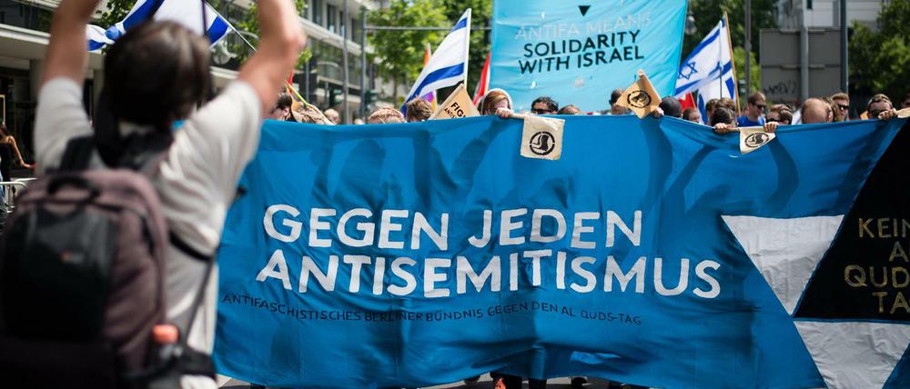 Demonstranten tragen in Berlin ein Transparent mit der Aufschrift "Gegen jeden Antisemitismus" auf einer Gegendemonstration gegen den jährlich stattfindenden Al-Kuds-Tag.