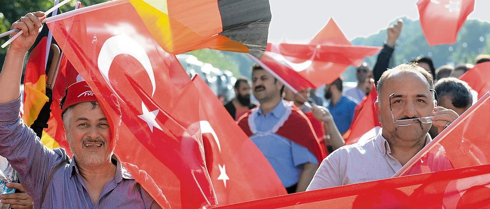 Türkischstämmige demonstrieren Anfang Juni gegen die Armenien-Resolution des Bundestages. 