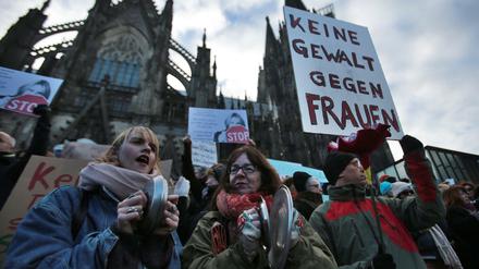 Frauen und Männer protestieren nach den sexuellen Übergriffen in der Silvesternacht am Samstag in Köln vor dem Dom gegen Rassismus und Sexismus. 