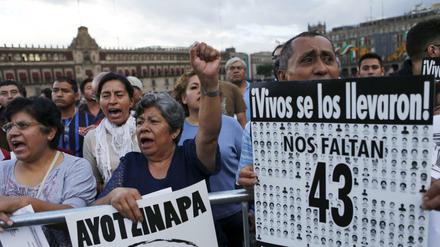 Demonstranten verlangen in Mexico City Auskunft über das Schicksal der 43 verschwundenen Studenten. 43". REUTERS/Henry Romero