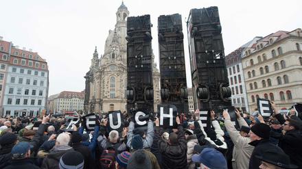 Die Anhänger von Pegida halten die Kunst-Aktion in Dresden zur Erinnerung an den Krieg in Syrien für "Heuchelei". 