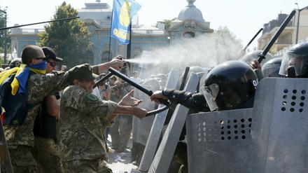 Konfrontation zwischen Demonstranten und Polizei vor dem ukrainischen Parlament in Kiew. 