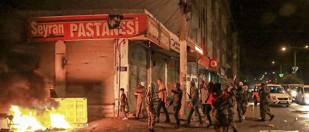 Bei den Kurdenprotesten in der Türkei gegen die Tatenlosigkeit Ankaras angesichts der drohenden Eroberung der syrischen Stadt Kobane durch Dschihadisten sind mindestens zwölf Menschen getötet worden. Hier im Bild: Die Stadt Diyarbakir.