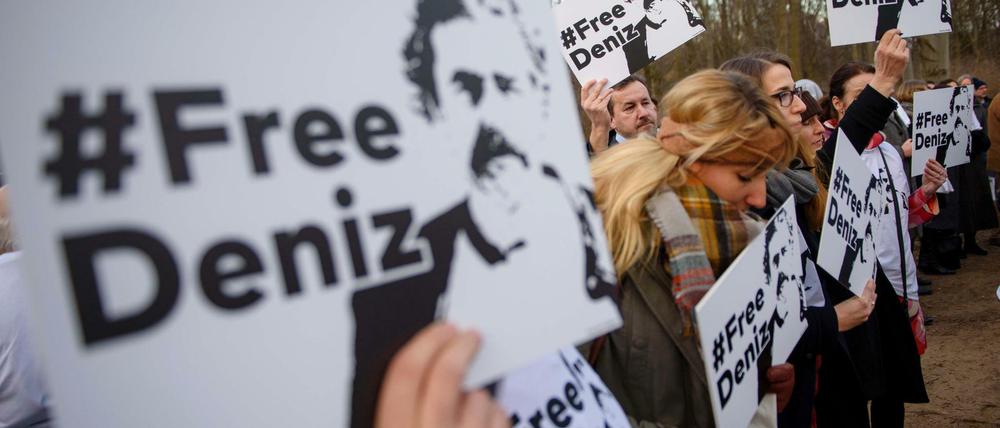 Demonstranten vor der Türkischen Botschaft in Berlin.