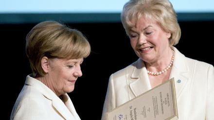 Bundeskanzlerin Angela Merkel (CDU) erhält von Erika Steinbach (auch CDU), Präsidentin vom Bund der Vertriebenen (BDV), beim "Tag der Heimat" 2014 die Ehrenplakette in Gold. Heute geht es zwischen den Damen weniger freundlich zu. 