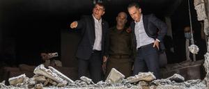 Bundesaußenminister Heiko Maas inspiziert fachmännisch ein Haus, das von einer Rakete aus dem Gazastreifen getroffen worden war. 