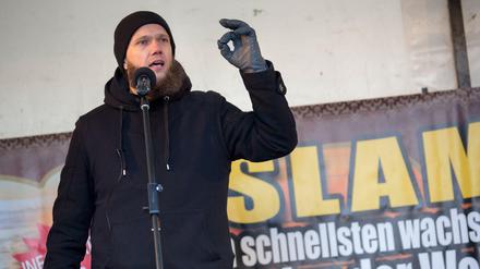 Der Islam-Prediger Sven Lau, alias Abu Adam spricht auf einer Kundgebung in der Flughafenstrasse in Berlin Neukölln vor mehreren hundert Muslimen als Vorredner von Pierre Vogel.
