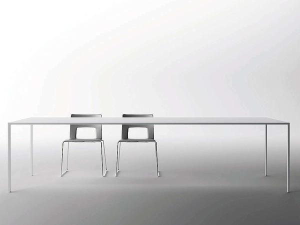 Minimalistisch gibt sich dieses Duo: der Arbeitstisch tavalo 25 und der filigrane Stuhl Kobe (Destalo).