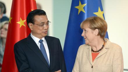 Bundeskanzlerin Angela Merkel (CDU) und der chinesische Ministerpräsident Li Keqiang unterhalten sich 2014 im Rahmen der 3. deutsch-chinesischen Regierungskonsultationen.