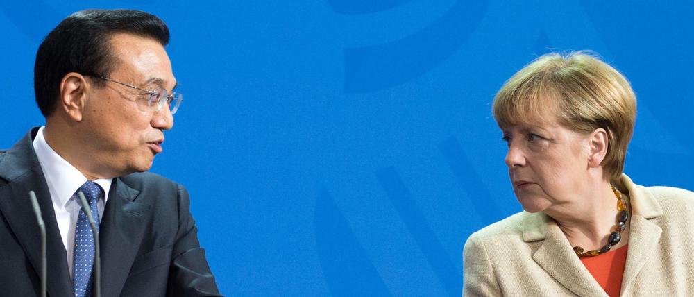 Kanzlerin Angela Merkel (CDU) und Chinas Ministerpräsident Li Keqiang (Archivbild von 2014).