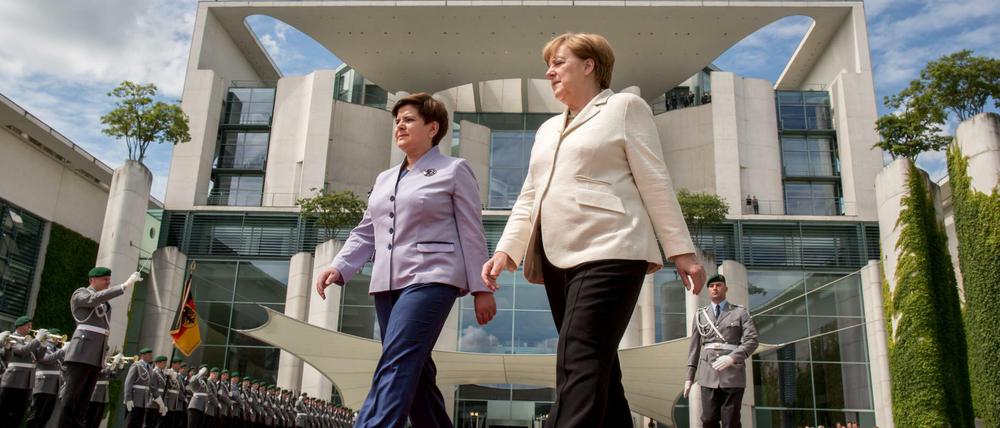 Bundeskanzlerin Angela Merkel (CDU, r) empfängt am Mittwoch vor dem Bundeskanzleramt in Berlin die polnische Ministerpräsidentin Beata Szydlo mit militärischen Ehren.