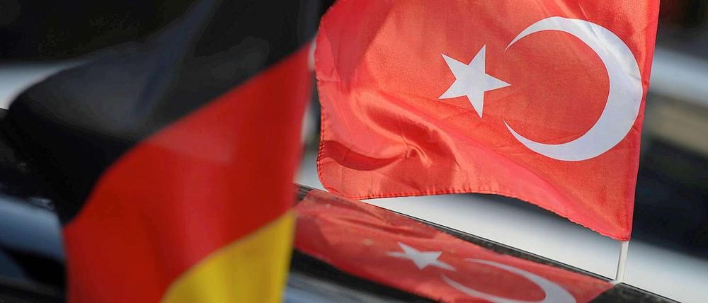 Für welche Flagge schlägt das Herz? Viele Deutsch-Türken sind in dieser Frage zwiegespalten.