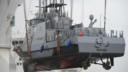 Ein Küstenschutzboot für Saudi-Arabien wird im Hafen von Mukran bei Sassnitz verladen. 