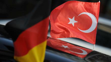 Eine deutsche und eine türkische Fahne.