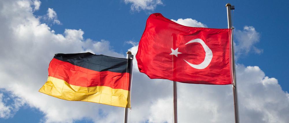 Die deutsche und die türkische Flagge in Hamburg vor der Ditib Merkez Mescid-i Aksa Moschee.