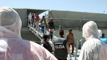 Gerettet. Flüchtlinge verlassen im Hafen von Reggio Calabria in Italien die deutsche Fregatte "Hessen".