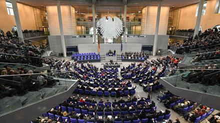 Derzeit haben 709 Politikerinnen und Politiker einen Sitz im Bundestag. (Archivbild)