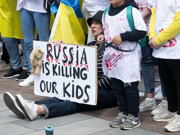 Ukrainerinnen protestieren am Rande des Kanzler-Auftritts gegen den russischen Krieg in der Ukraine. 