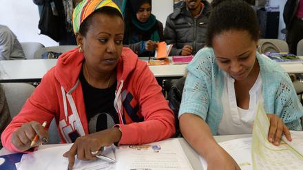 Flüchtlinge aus Syrien, Eritrea, Iran und Irak beim Deutschlernen in Halle/Saale. 