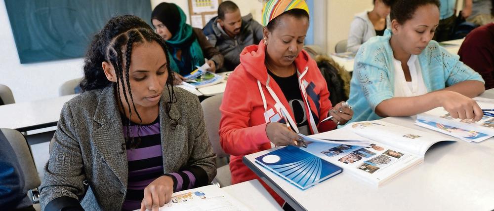 Sprachkurse sind der Einstieg in eine Ausbildung - hier Flüchtlinge aus Syrien, Eritrea, Iran und Irak in Halle/Saale. 