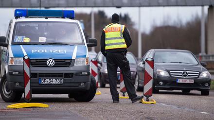 Beamte der Bundespolizei kontrollieren am Grenzübergang Lichtenbusch auf der Autobahn 44 bei Aachen.