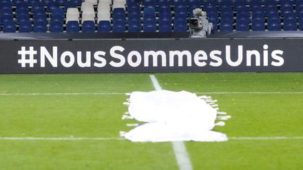 Blick am frühen Mittwochmorgen auf eine Bande mit der Aufschrift #NousSommesUnis (Wir sind vereint) in der verlassenen HDI-Arena in Hannover. Hier sollte am Vorabend das Länderspiel Deutschland gegen Niederlande stattfinden.