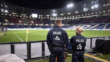 Zwei Polizisten in der leeren HDI-Arena in Hannover (Niedersachsen). Hier sollte am Vorabend das Länderspiel Deutschland gegen Niederlande stattfinden, dieses wurde jedoch kurzfristig aufgrund einer Terrorwarnung abgesagt.