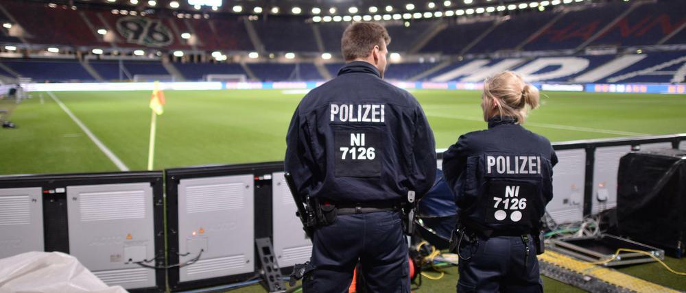Zwei Polizisten in der leeren HDI-Arena in Hannover (Niedersachsen). Hier sollte am Vorabend das Länderspiel Deutschland gegen Niederlande stattfinden, dieses wurde jedoch kurzfristig aufgrund einer Terrorwarnung abgesagt.